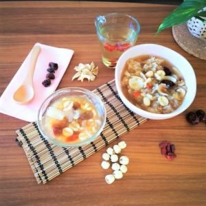 Chinese Herbal sweet soup for better sleep and better skin 莲子百合桂圆银耳汤